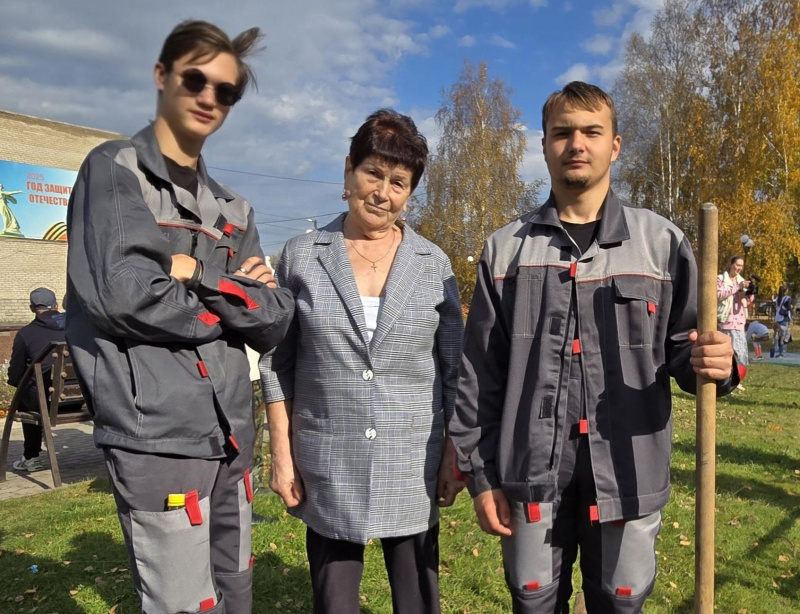 На площади РДК "Янтарь" появилась аллея, посвящённая ветеранам лесной отрасли.